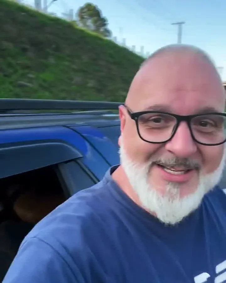 Márcio, da MJC Guinchos, sorrindo ao lado da Blazer