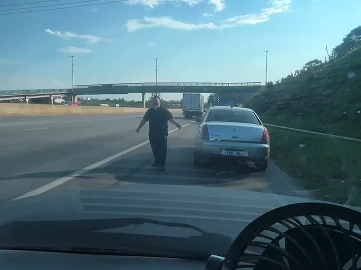 Vista de dentro da Blazer chegando a um carro parado no acostamento da rodovia